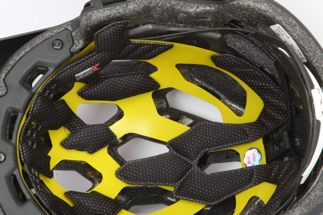 The yellow insert on the Super 2R is the Mips insert. It allows the shell a degree of free movement that lessens the rotational forces in some impacts.